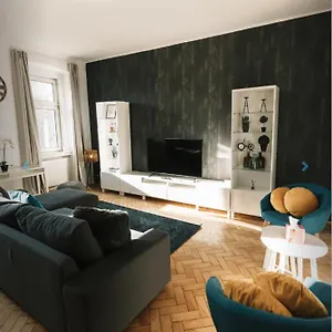 Apartment Orestaliving - On The Danube Canal Friedensbruecke, Vienna