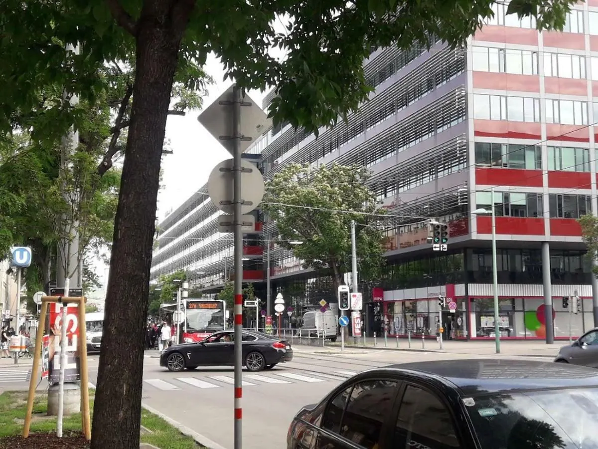 Spacious With Balcony Apartment Vienna